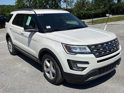 Used 2016 Ford Explorer XLT w/ Equipment Group 202A AWD/4WD image 3