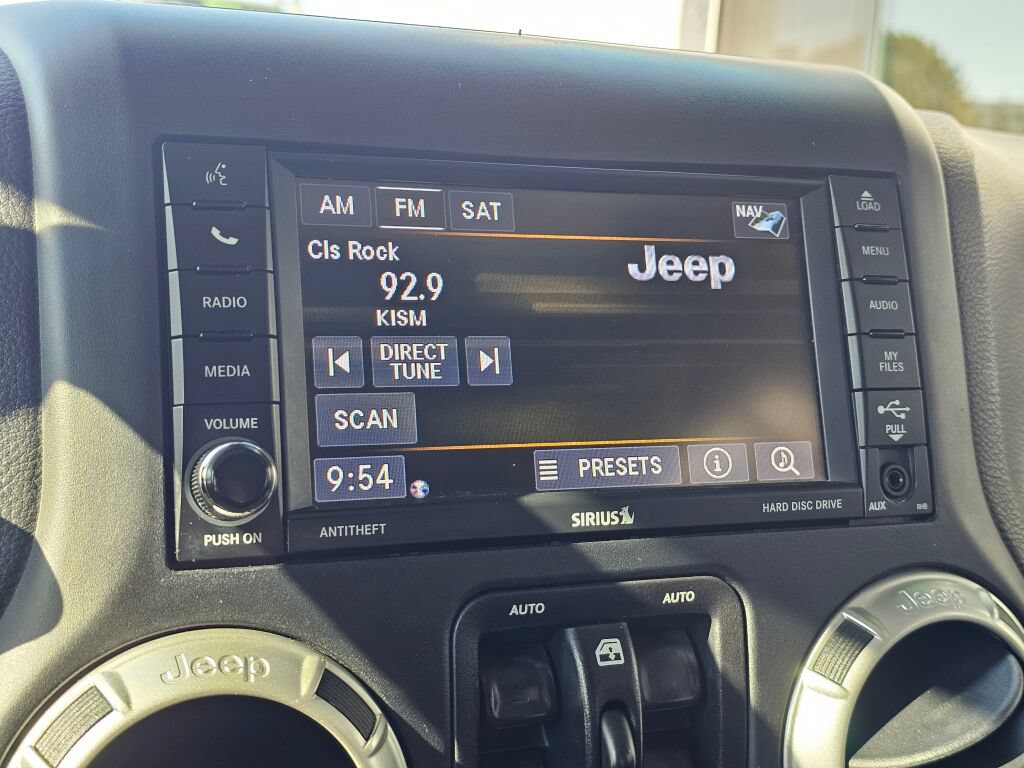 Used 2018 Jeep Wrangler Unlimited Sahara w/ Connectivity Group AWD/4WD image 39