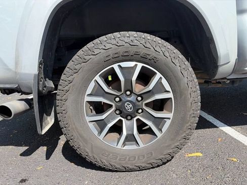 Used 2020 Toyota Tacoma TRD Sport w/ TRD Premium Sport Package AWD/4WD image 5