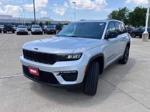 Certified 2023 Jeep Grand Cherokee Limited w/ Luxury Tech Group II AWD/4WD image 3