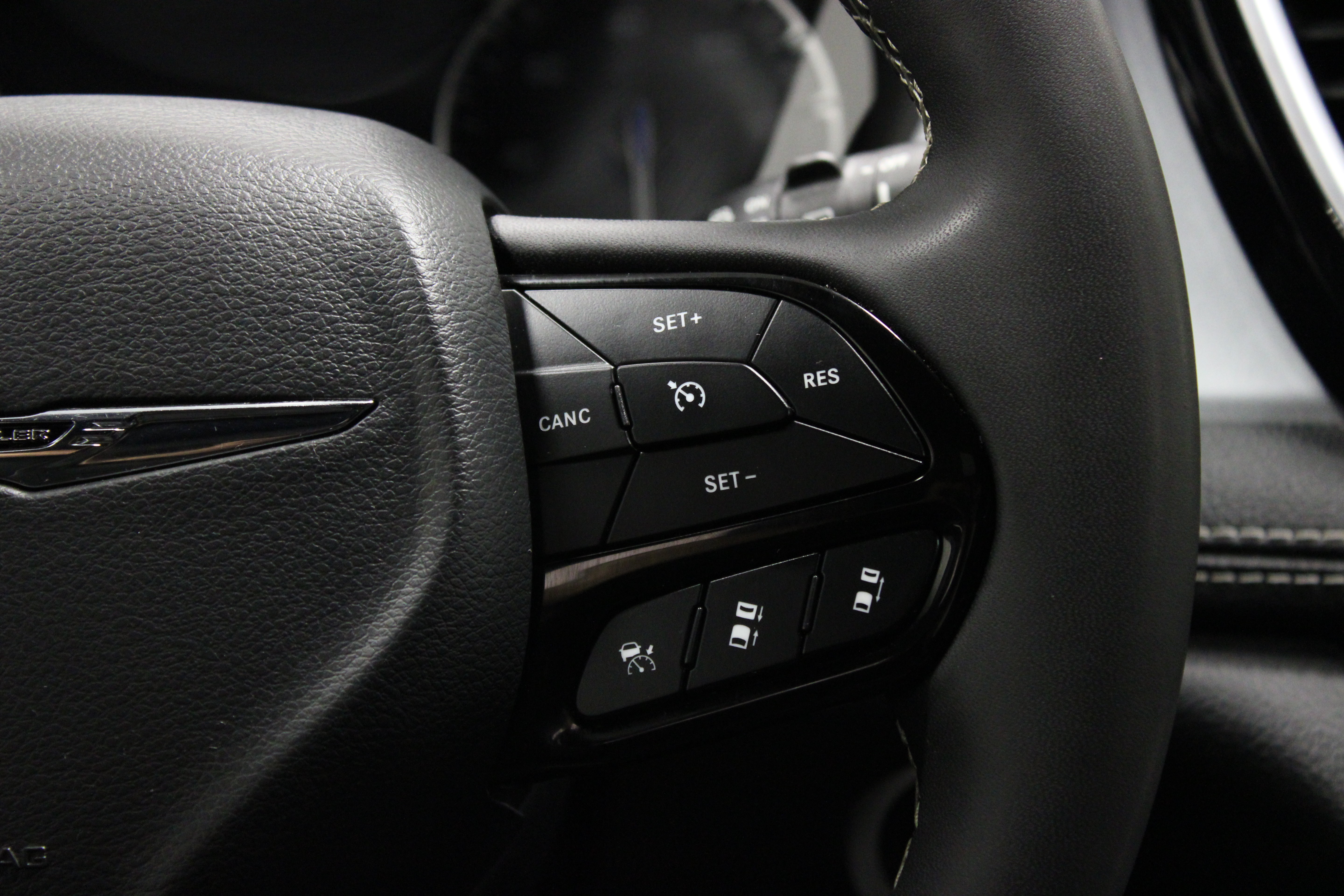 Used 2025 Chrysler Pacifica Limited FWD image 25