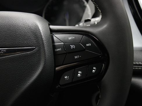 Used 2025 Chrysler Pacifica Limited FWD image 25