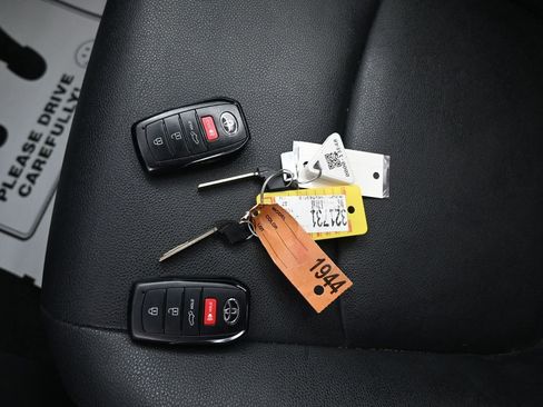 Used 2022 Toyota Corolla Cross XLE w/ Convenience Package image 22