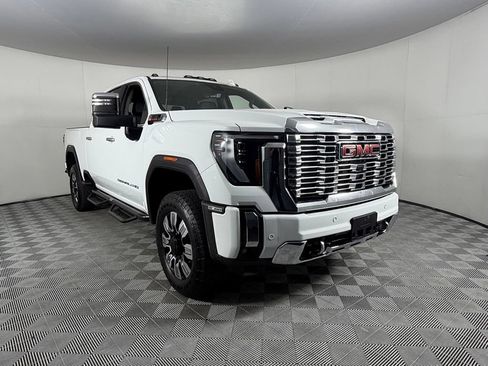 Used 2025 GMC Sierra 3500 Denali w/ Technology Package AWD/4WD image 4
