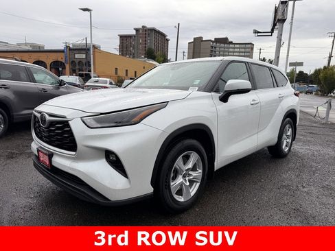 Used 2023 Toyota Highlander LE image 6