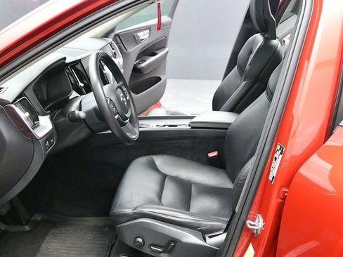 Used 2018 Volvo XC60 T5 Momentum w/ Convenience Package image 17