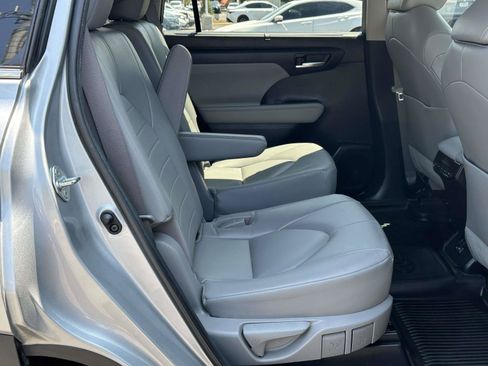 Used 2023 Toyota Highlander XLE FWD image 7