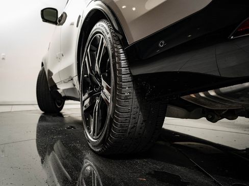 Certified 2024 Land Rover Discovery Metropolitan Edition image 45