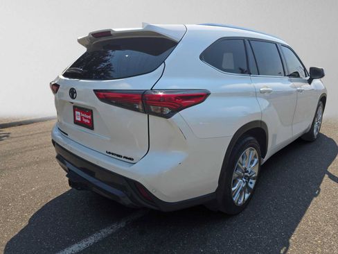 Used 2021 Toyota Highlander Limited AWD/4WD image 3