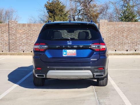 Certified 2024 Honda Pilot Touring image 7