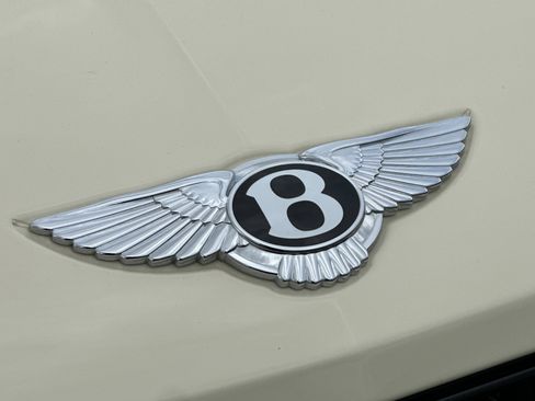 Used 2025 Bentley Bentayga image 32