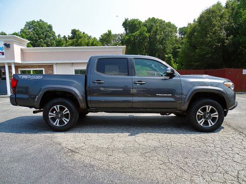 Used 2019 Toyota Tacoma TRD Sport w/ Technology Package AWD/4WD image 12
