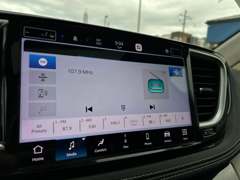 Used 2023 Chrysler Pacifica Limited FWD image 28