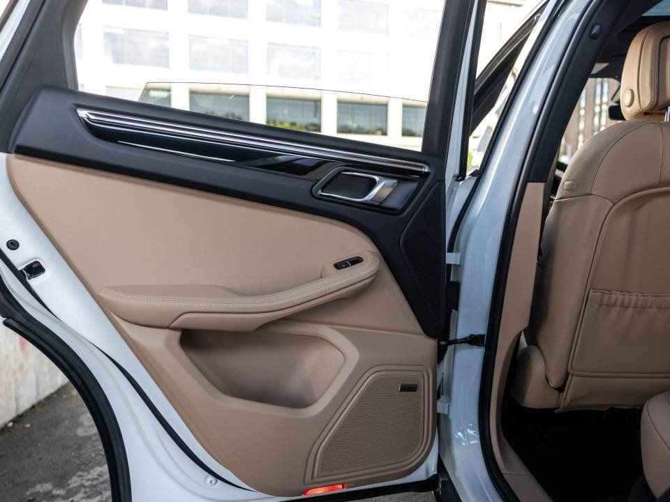 Certified 2026 Porsche Macan AWD/4WD image 28