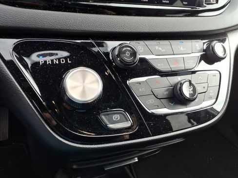 Used 2025 Chrysler Pacifica Select image 10