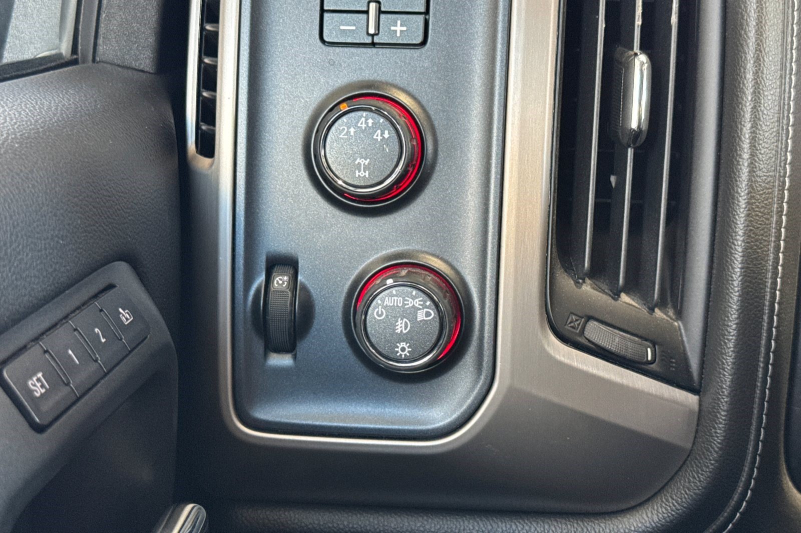 Used 2015 GMC Sierra 2500 Denali w/ Duramax Plus Package AWD/4WD image 37