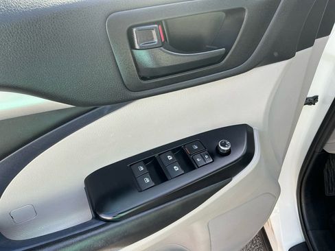 Used 2019 Toyota Highlander Plus FWD image 16