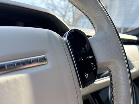 Used 2018 Land Rover Range Rover Velar R-Dynamic SE image 40