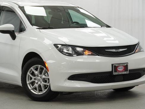 Used 2023 Chrysler Voyager LX image 3