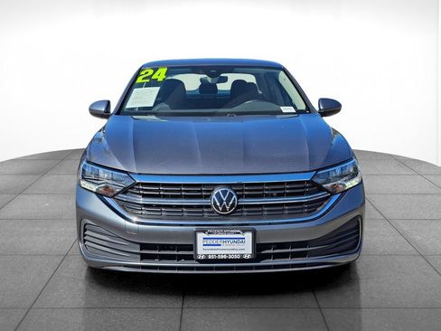 Used 2024 Volkswagen Jetta SE FWD image 2