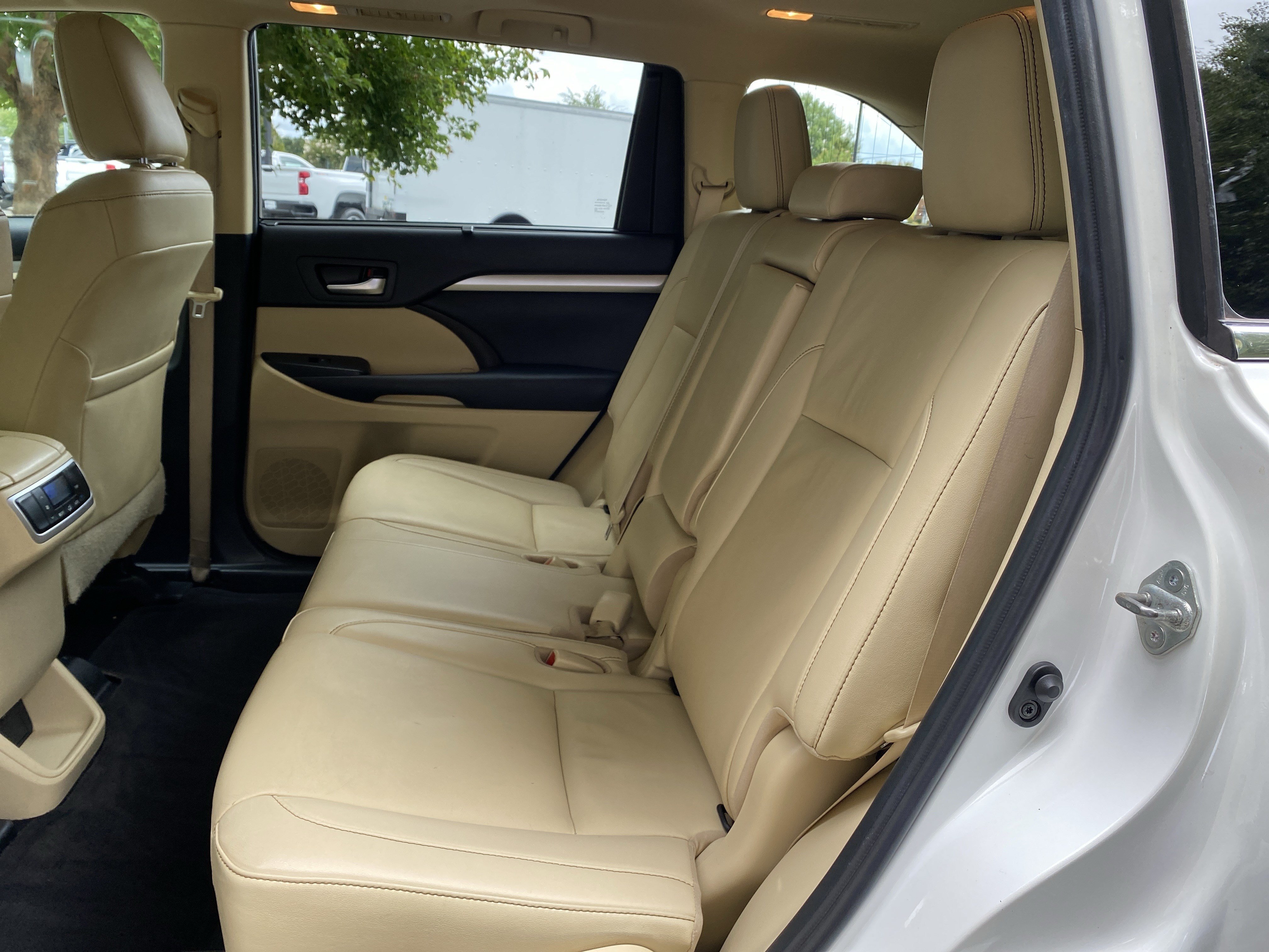 Used 2019 Toyota Highlander XLE FWD image 36