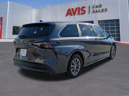 Used 2025 Toyota Sienna LE image 6