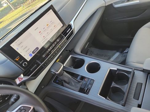 Used 2025 Toyota Sienna XLE image 35