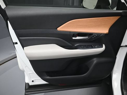Certified 2024 Toyota Grand Highlander AWD image 11