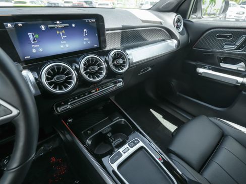 Used 2025 Mercedes-Benz GLB 250 image 12