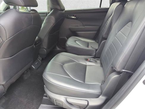 Certified 2024 Toyota Highlander XLE FWD image 10