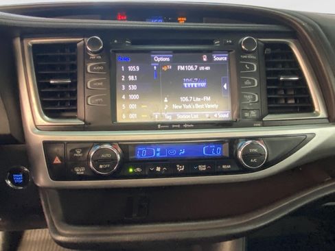 Used 2019 Toyota Highlander XLE AWD/4WD image 25