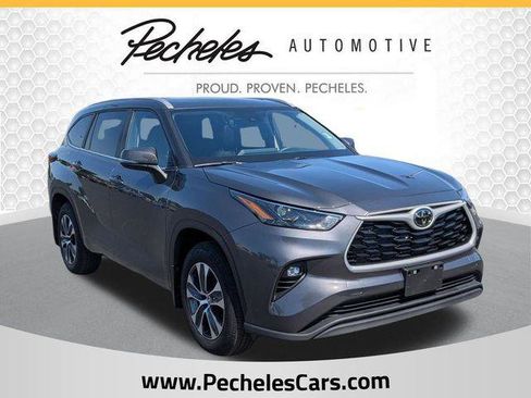 Certified 2025 Toyota Highlander XLE FWD image 1