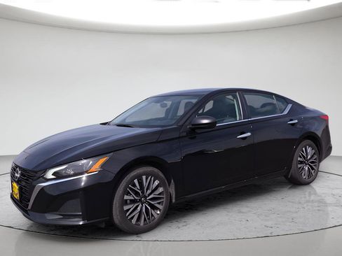 Used 2025 Nissan Altima 2.5 SV FWD image 1