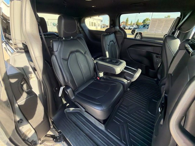 Used 2022 Chrysler Pacifica Touring-L w/ Uconnect Theater Family Group FWD image 20