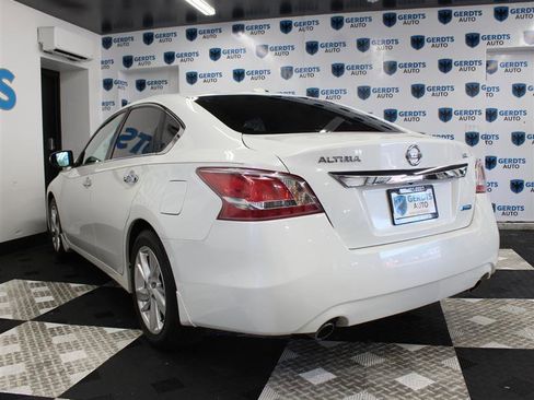 Used 2013 Nissan Altima 2.5 SL w/ Technology Pkg FWD image 2