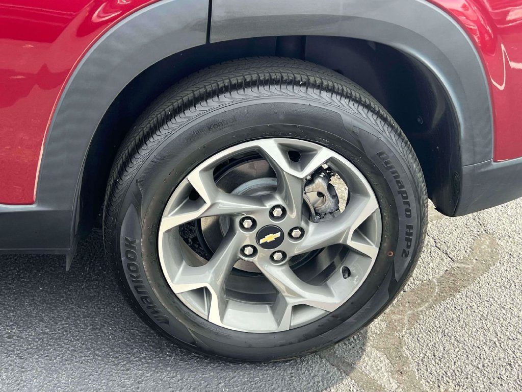 Used 2024 Chevrolet Trax LT w/ Sunroof Package FWD image 11