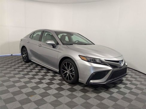 Used 2023 Toyota Camry SE FWD image 3