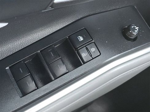 Used 2021 Toyota Highlander LE image 22