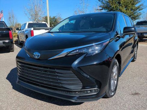 Certified 2025 Toyota Sienna LE image 2