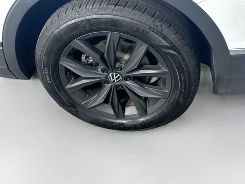 Used 2024 Volkswagen Tiguan SE image 11