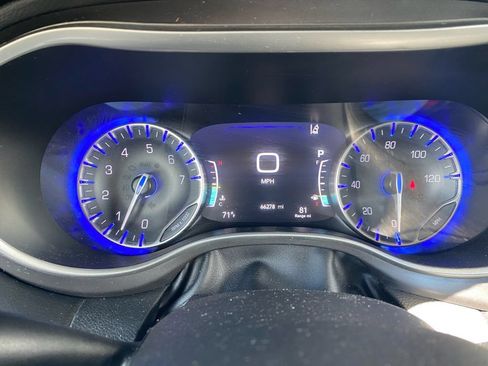 Used 2023 Chrysler Pacifica Touring-L FWD image 13
