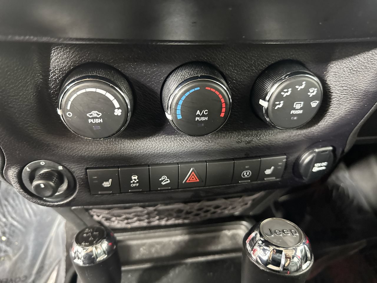 Used 2017 Jeep Wrangler Unlimited Sahara w/ Connectivity Group AWD/4WD image 13