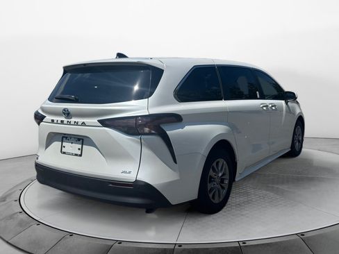 Used 2025 Toyota Sienna XLE FWD image 7