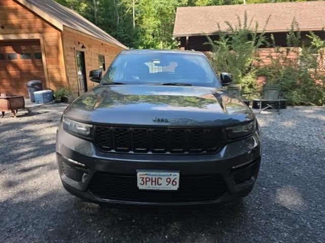 Used 2023 Jeep Grand Cherokee Limited w/ Black Appearance Package AWD/4WD image 3