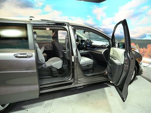 Used 2024 Toyota Sienna Limited image 45