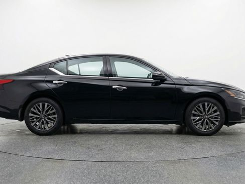 Used 2025 Nissan Altima 2.5 SV image 11
