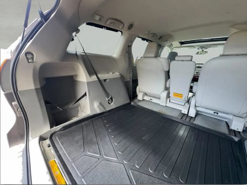 Used 2014 Toyota Sienna XLE FWD image 37