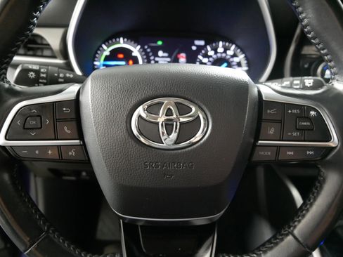Used 2020 Toyota Highlander XLE image 25