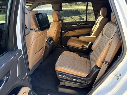 Used 2021 Cadillac Escalade Premium Luxury image 19