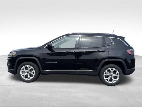 Used 2025 Jeep Compass Latitude w/ Sun & Sound Group AWD/4WD image 8